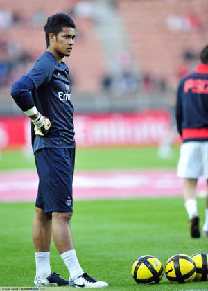 Alphonse Areola Đứng Cạnh Những Quả Bóng — Bóng đá Hình nền