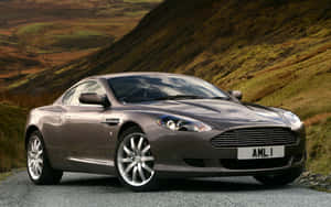 Aston Martin DB9 mượt mà trên đường mở — MacBook Pro 13 Hình nền