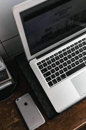 Bàn iPhone với MacBook Bạc — Xiaomi Pad 7 Ultra Hình nền