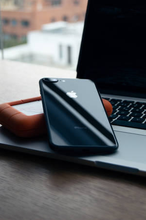 Bàn làm việc với iPhone màu đen — MacBook Hình nền