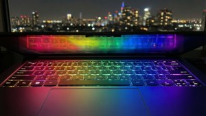 Cận cảnh bàn phím Chromebook có đèn nền cầu vồng với khung cảnh thành phố về đêm.