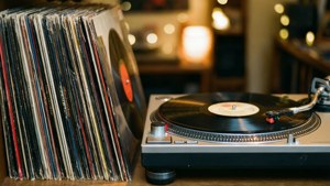 Đĩa than và máy quay đĩa với ánh sáng ấm áp. — Indie phong cách thẩm mỹ GIF Hình nền