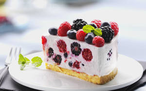 Hình nền miếng bánh berry trên đĩa