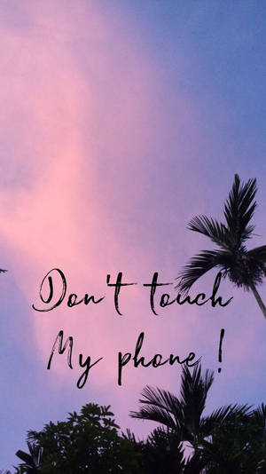 Hình nền cây cọ dưới bầu trời hồng với dòng chữ "Đừng đụng vào điện thoại của tôi!".