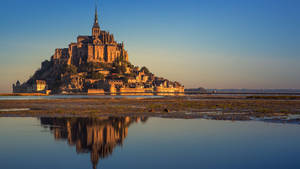 Hình nền bầu trời trong xanh Mont Saint Michel