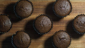 Hình nền bảy chiếc bánh muffin đen — Studio Display Hình nền