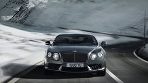 Hình nền Bentley phóng nhanh trên núi tuyết