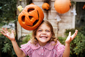 Hình nền bí ngô Halloween dễ thương trên đầu cô gái. — Dễ thương Halloween Hình nền