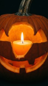 Cận cảnh cây nến trong quả bí ngô cho phong cách Halloween ấm cúng. — Halloween thẩm mỹ Hình nền