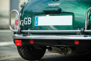 Biểu tượng Mini Cooper ở phía sau xe Mini Cooper màu xanh lá