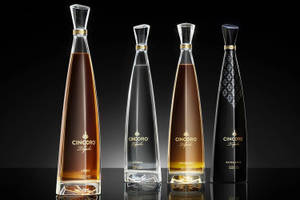 Bốn Chai Cincoro Tequila Trên Nền Đen Chuyển Sắc — 渐变 Hình nền