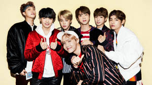 BTS dễ thương tạo dáng trên nền vàng — Dễ thương bts Hình nền