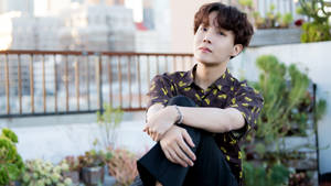 BTS J-Hope tạo dáng ngoài trời — Bts Hình nền