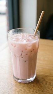 Ly cà phê đá màu hồng nhạt mát lạnh, thức uống thẩm mỹ hoàn hảo. — Hồng pastel nhẹ Hình nền