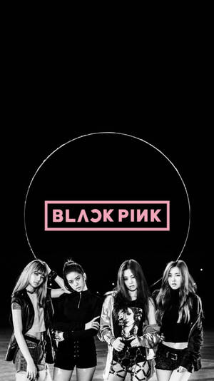 Hình nền Blackpink với các thành viên trên nền đen và logo trong vòng tròn ánh sáng