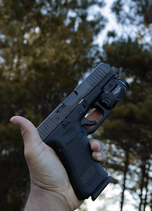 Hình nền Tay cầm Glock có đèn pin — OnePlus Pad Hình nền