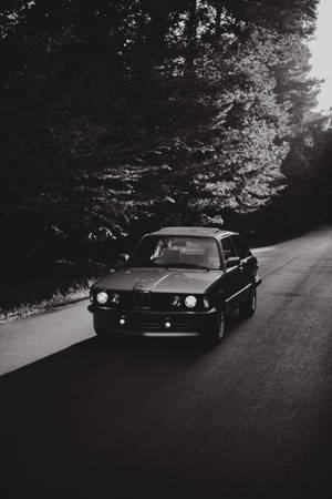 Hình nền đen trắng của chiếc BMW cũ trên đường