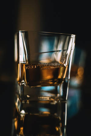 Cận cảnh rượu whiskey trong ly shot — Xiaomi Pad Hình nền