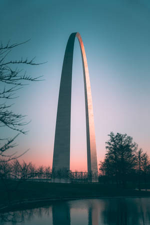 Cảnh tượng quyến rũ của Cổng vòm St. Louis lúc hoàng hôn — Cam aesthetic GIF Hình nền