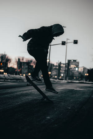 Hình nền cậu bé trượt ván thực hiện cú Heelflip