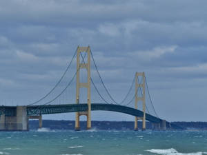 Cầu Mackinac trên những con sóng — Sóng biển Hình nền