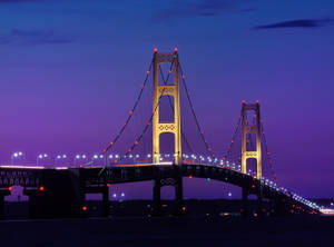 Cầu Mackinac với bầu trời đêm tím — Bầu trời đêm GIF Hình nền