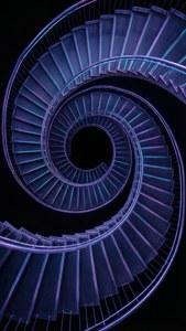 Một cầu thang được viền bằng đèn neon dẫn vào vô tận trong bóng tối. — Ảo giác tối Hình nền