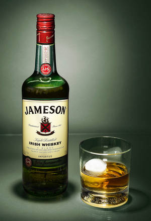 Chai rượu Jameson Whiskey và ly — Xiaomi Pad 7 Ultra Hình nền