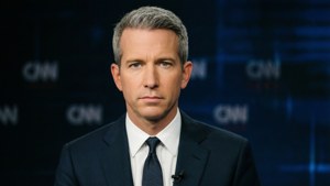 Chân dung phòng thu của Anderson Cooper với thương hiệu CNN.
