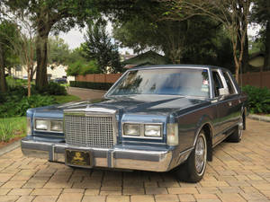 Chiếc Lincoln Town Car 1986 uy nghi đỗ trên đường lái xe lát đá — Xe hơi ngầu GIF Hình nền