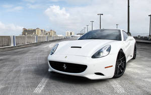 Hình nền máy tính chiếc Ferrari California trắng đỗ.