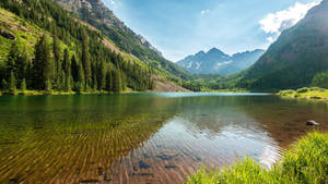 Hình nền làn nước trong vắt tại hồ Maroon Bells thuộc dãy núi Elk.