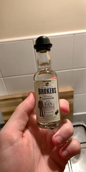 Chú thích: Chai Gin Miniature Brokers — 18:9 Hình nền