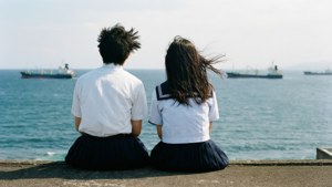 Taku và Rikako ngồi trên sân thượng trường học nhìn ra biển trong Ocean Waves. — Sóng biển Hình nền