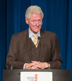 Cựu Tổng thống Bill Clinton đang phát biểu — Honor Magic V Flip 2 Hình nền