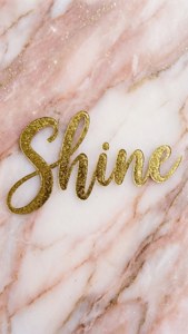 Dòng chữ 'Shine' mạ vàng lấp lánh trên nền đá cẩm thạch hồng và trắng kèm những hạt lấp lánh. — Thẩm mỹ từ ngữ GIF Hình nền