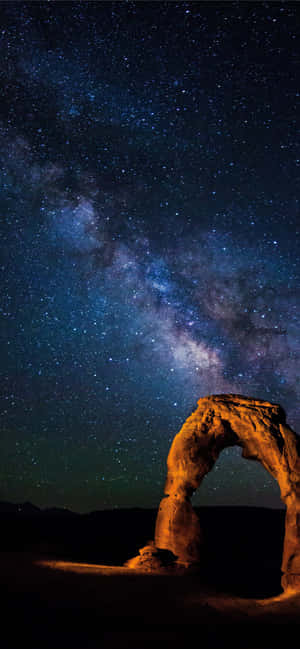 Dải Ngân Hà Phía Trên Vòm Đá Delicate Arch — Vivo X300 Pro Hình nền