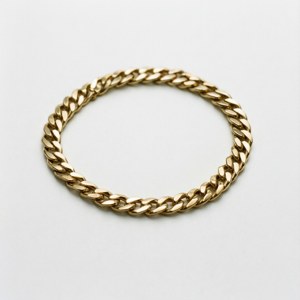 Ảnh sản phẩm sạch sẽ của dây chuyền vàng Cuban link trên nền trắng. — Tecno Phantom Hình nền