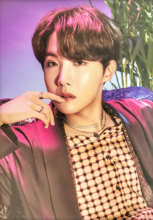 Dễ thương BTS J-Hope mặc áo nâu