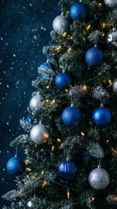 Cây thông Noel xanh đậm với đèn và tuyết trong khung cảnh mùa đông đầy tâm trạng. — Xanh đậm thẩm mỹ Hình nền