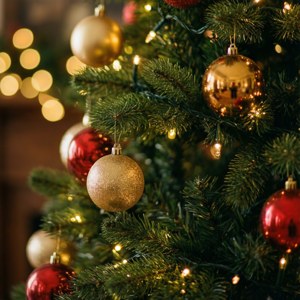 Cận cảnh ấm cúng cây thông Noel với ánh đèn bokeh ấm áp. — Thẩm mỹ giáng sinh Hình nền