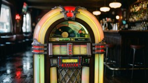 Một máy hát tự động phát sáng bằng đèn neon trong quán bar hoài cổ đầy tâm trạng.
