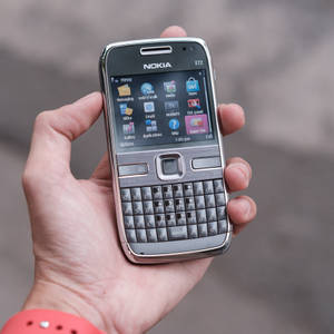 Điện thoại bàn phím Nokia E72