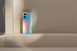Điện thoại Oppo sặc sỡ giữa những bóng đổ