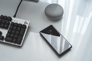 Điện thoại Xiaomi trên bàn