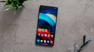 Điện thoại Xiaomi trên nền bê tông