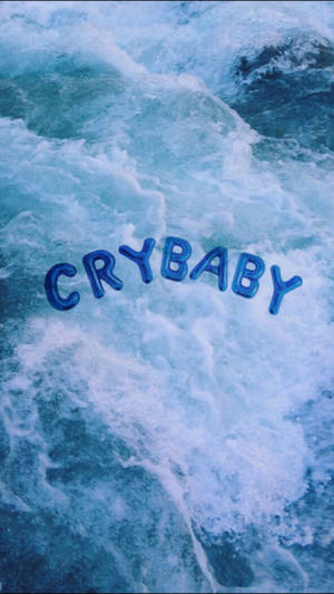 Hình nền thẩm mỹ xanh mát với các chữ cái bong bóng lớn 'Crybaby' trôi nổi trên biển hoặc đại dương xanh.