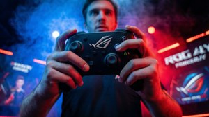 Góc chụp thấp động của ROG Ally trong lúc hoạt động.
