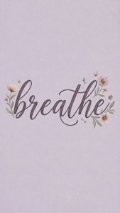Hình nền quote thẩm mỹ nhẹ nhàng với dòng chữ 'hít thở' và điểm nhấn hoa trên nền oải hương. — Mềm mại thẩm mỹ Hình nền