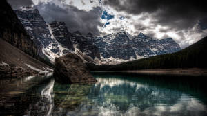 Hình nền Hồ Moraine Tối — 2560x1440 Hình nền